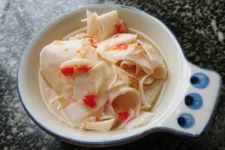Nồi canh măng chua nóng hổi với rau thơm tươi xanh