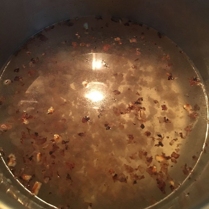 Nồi canh mướp lạc đang sôi, bọt được vớt sạch