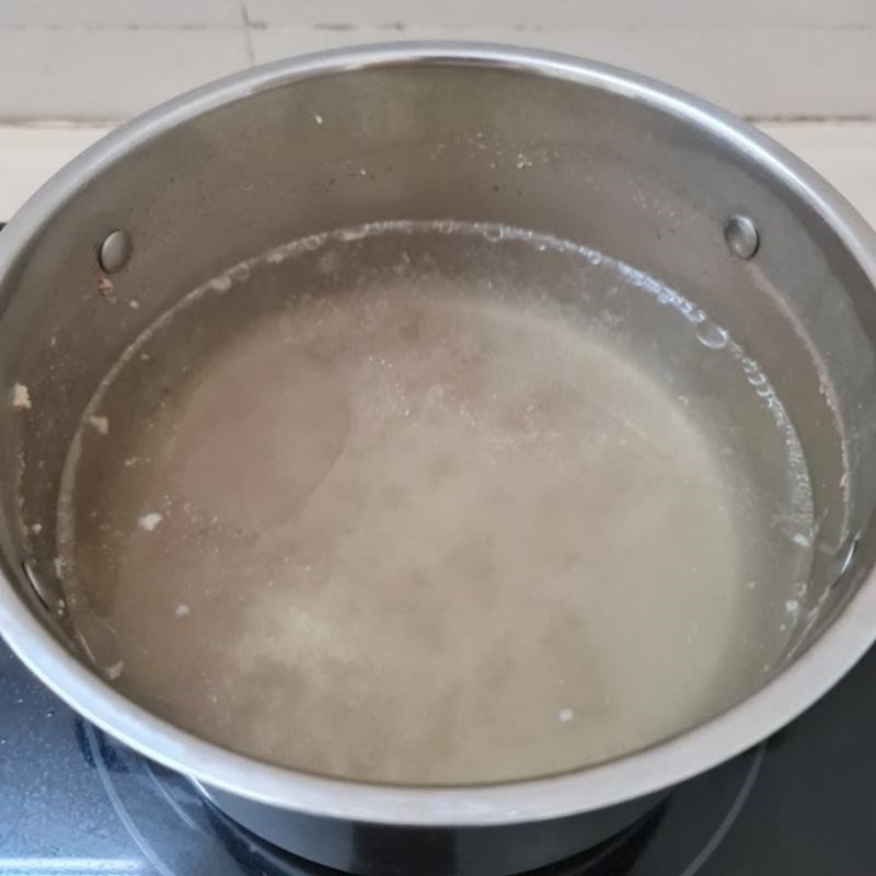 Nồi canh ngó khoai đang sôi trên bếp, tỏa mùi thơm hấp dẫn