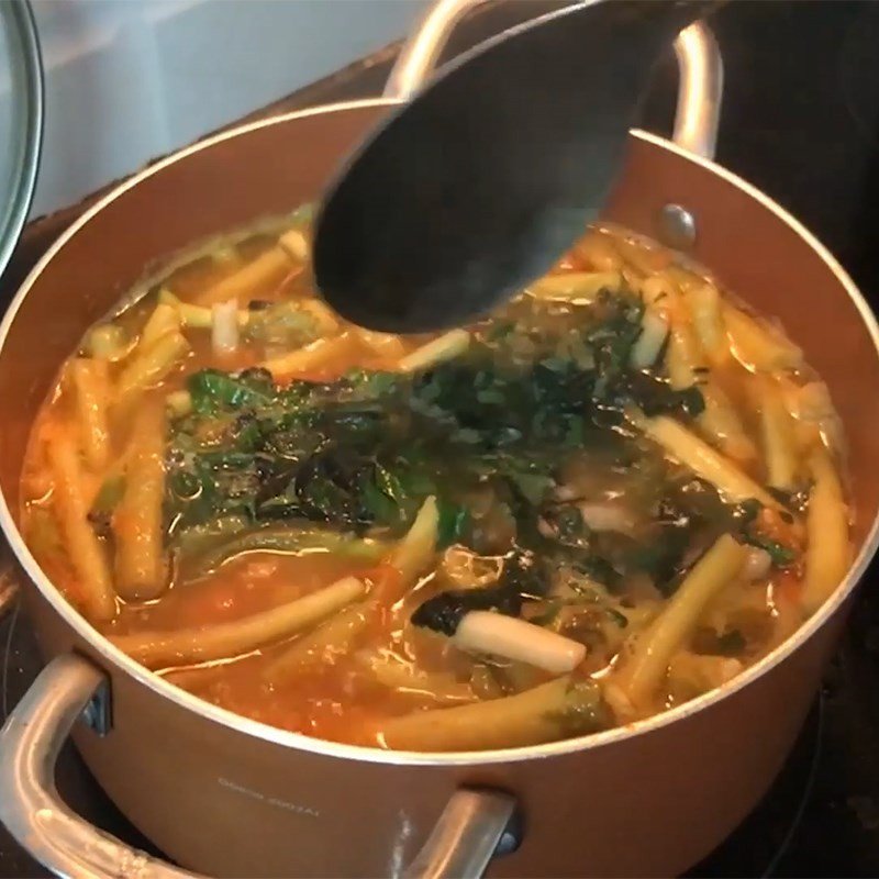 Nồi canh ngó khoai sườn cà chua đang sôi nhẹ trên bếp