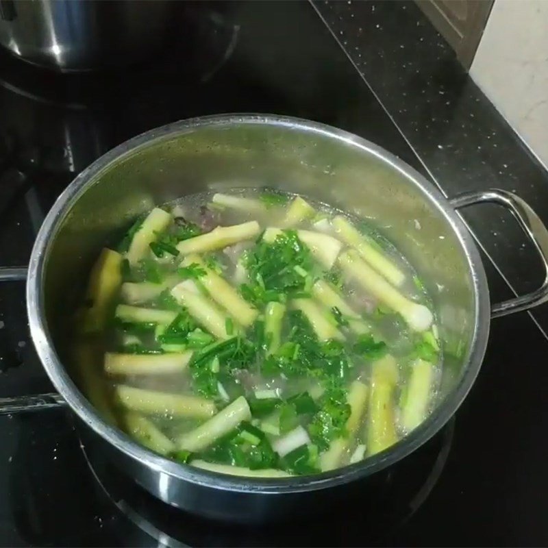 Nồi canh ngó khoai sườn đang sôi với các nguyên liệu hòa quyện