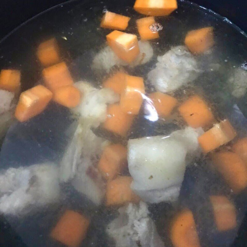 Nồi canh rau củ đang sôi, nước dùng trong và ngọt tự nhiên