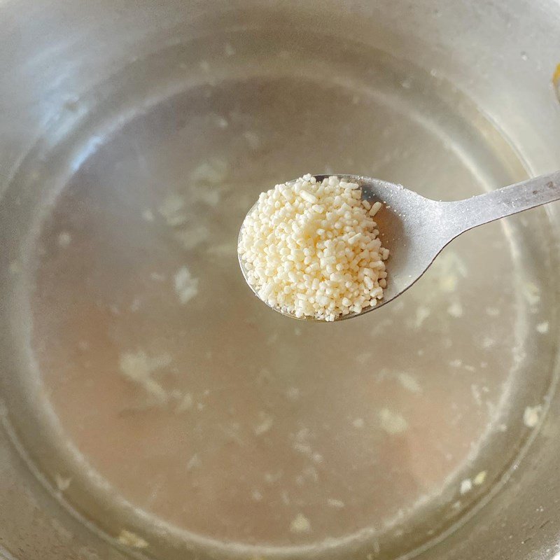 Nồi canh rau lang đang sôi trên bếp