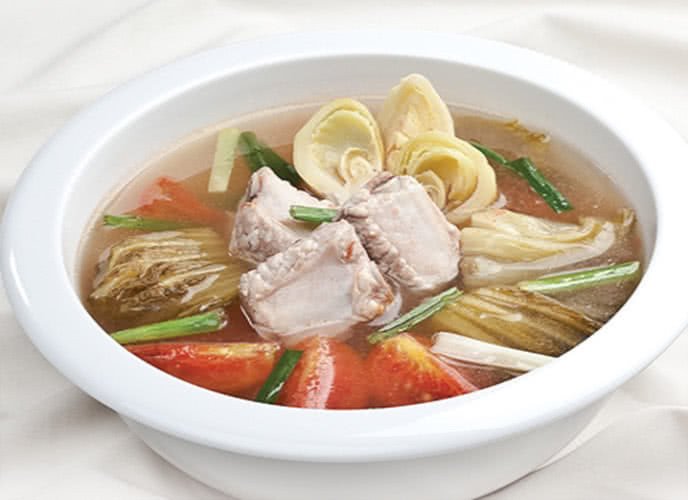 Nồi canh sườn nấu dưa chua đậm đà hương vị