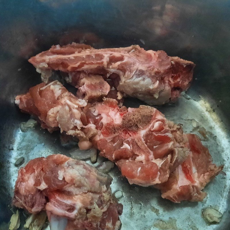 Nồi canh xương đang hầm