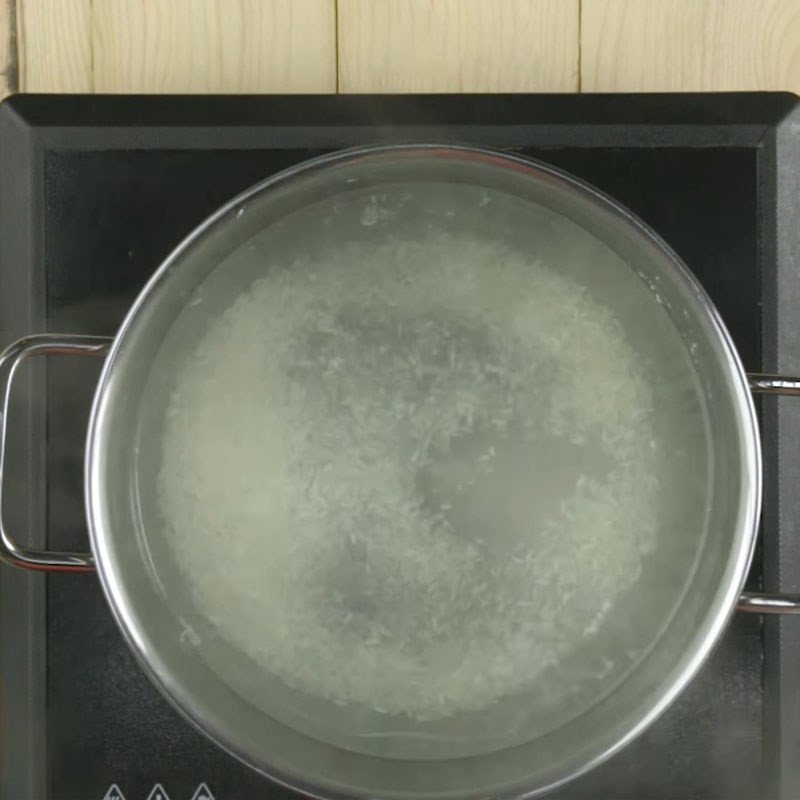 Nồi cháo cá hồi bí đỏ đang được nấu