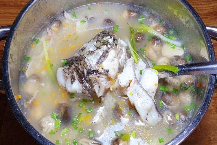 Nồi cháo cá lóc đang sôi nhẹ, gạo nở mềm