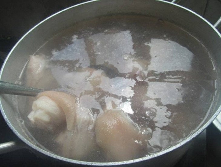 Nồi cháo chân giò đậu xanh đang được hầm nhừ, tỏa hương thơm ngào ngạt