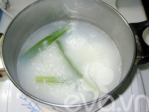 Nồi cháo gạo nếp đang ninh cùng lá dứa để tạo hương thơm tự nhiên