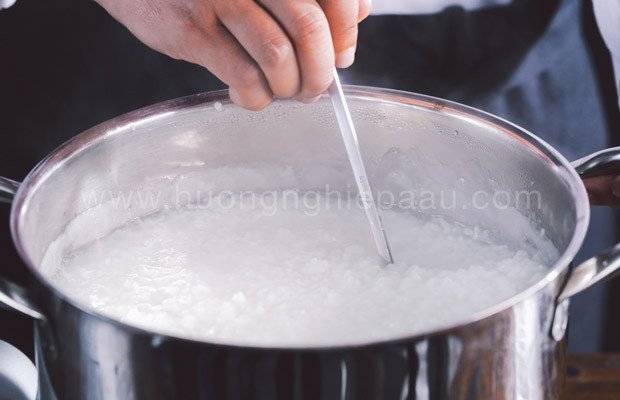 Nồi cháo trắng đang sôi nhẹ, hạt gạo nở mềm, sánh mịn cho món cháo ếch Singapore