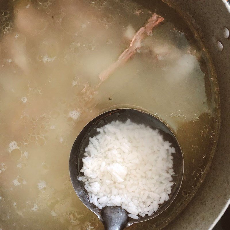 nồi cháo xương heo đang sôi trên bếp