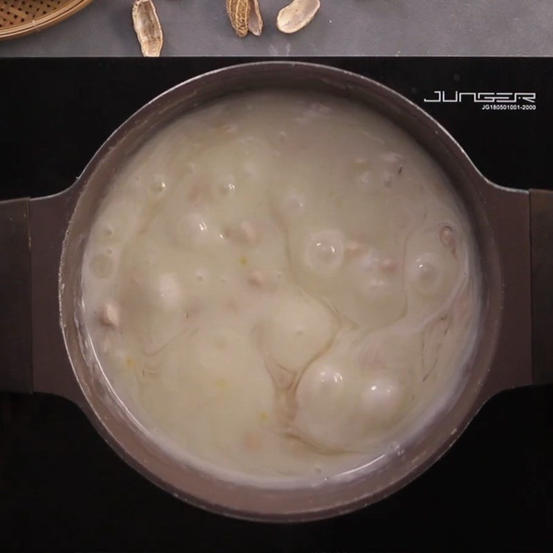 Nồi chè bí đỏ đậu phộng đã hoàn thành