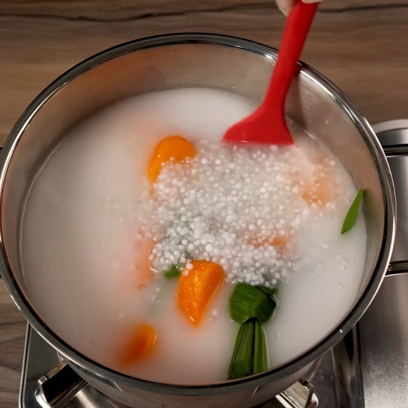 Nồi chè chuối bột năng sôi nhẹ, đường tan