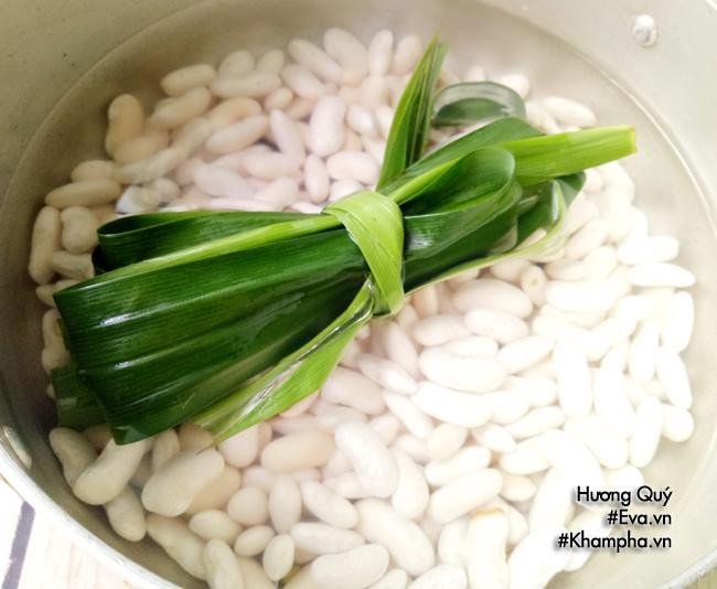 Nồi chè đậu trắng hạt to đang được nấu trên bếp