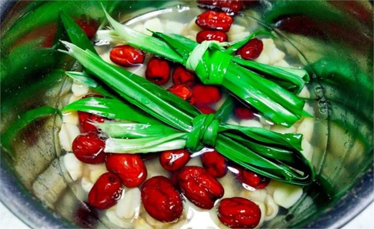 Nồi chè hạt sen táo đỏ đang sôi thơm lừng