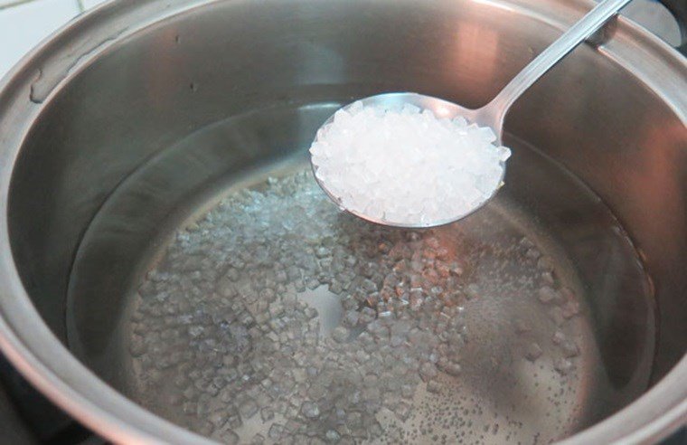 Nồi chè hạt sen tươi đang được nấu với nước trong vắt