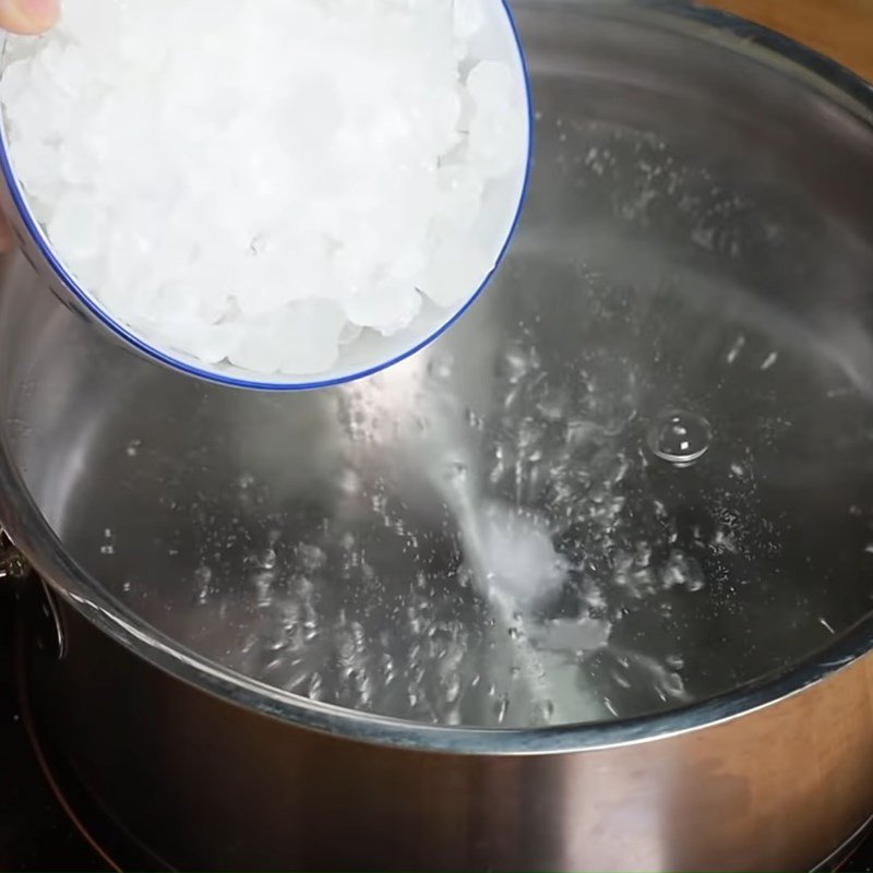 Nồi chè hoa cau đang được nấu trên bếp, sánh mịn và thơm lừng