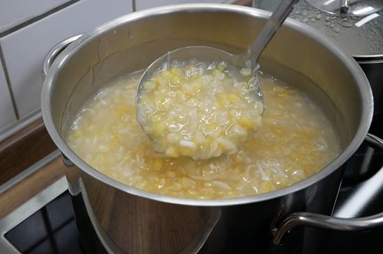 Nồi chè ngô nếp đang nấu, các nguyên liệu chín nhừ hòa quyện