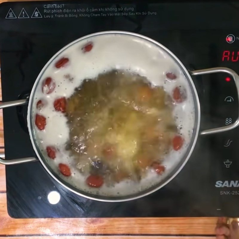 Nồi chè nhãn nhục hạt sen táo đỏ đường phèn đang sôi nhẹ