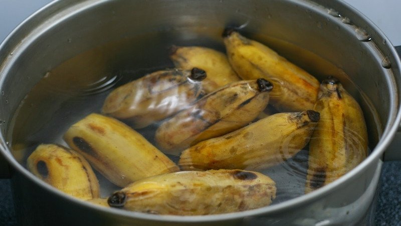 Nồi chuối sáp đang luộc trên bếp