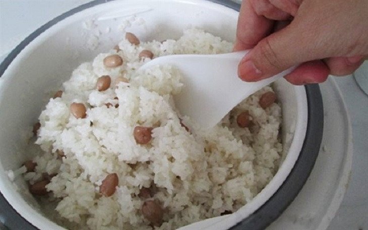 Nồi cơm điện đang nấu cơm nếp lạc dẻo thơm