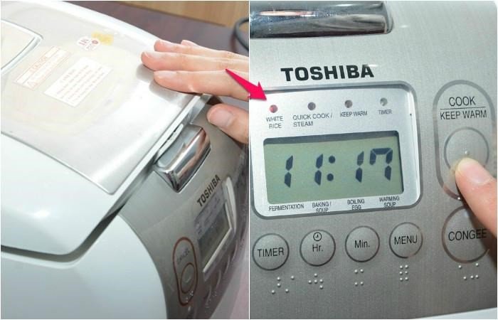 Nồi cơm điện tử Toshiba đang trong quá trình nấu, đèn hiển thị nút Cook sáng