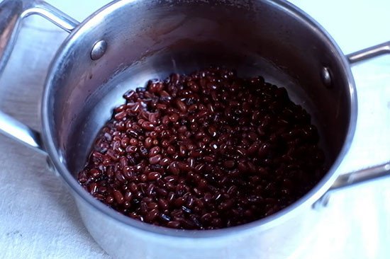 Nồi đậu đỏ hầm chín mềm, ngọt bùi chuẩn bị cho món chè khoai dẻo