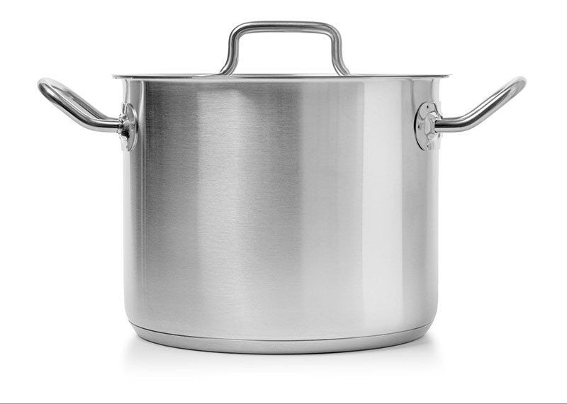 Nồi đun nước gội bồ kết thảo dược cô đặc trên bếp
