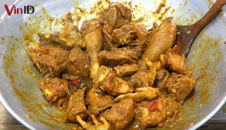 Nồi gà giả cầy miền Trung đang được om trên bếp