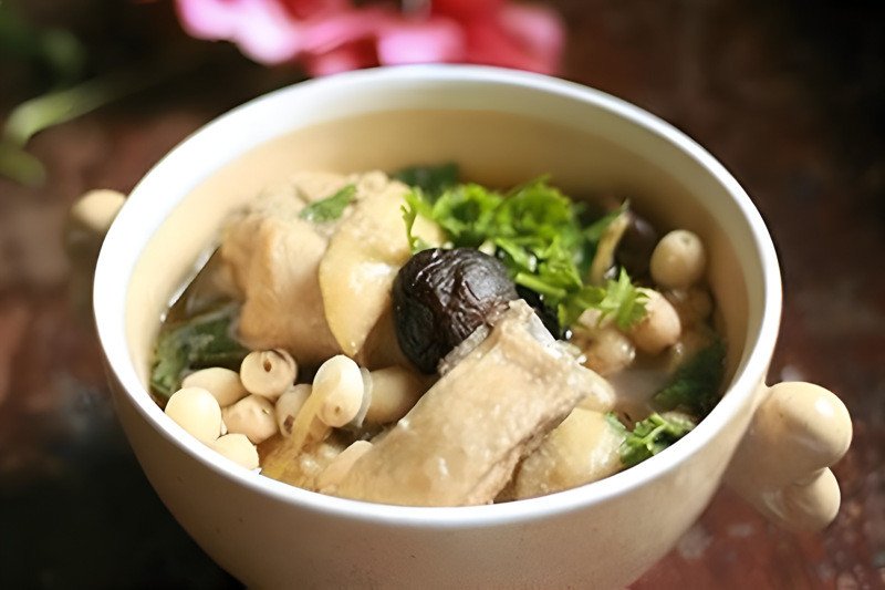 Nồi gà hầm hạt sen nấm đông cô thơm lừng, thịt gà mềm ngọt, các nguyên liệu hòa quyện tạo nên hương vị đặc trưng