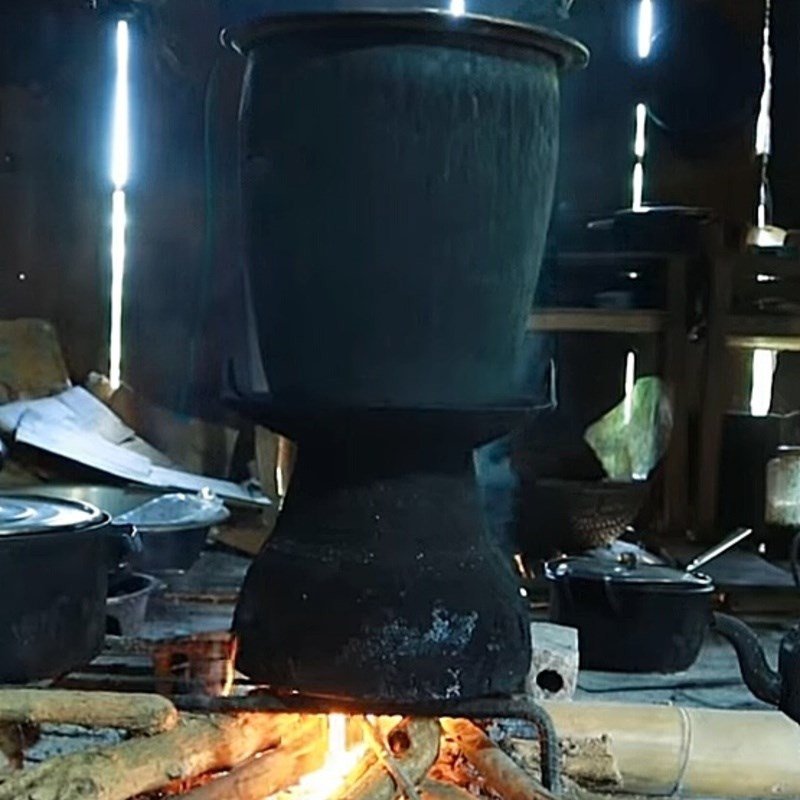 Nồi hấp đang làm chín những miếng thịt gác bếp, mang lại độ ẩm lý tưởng