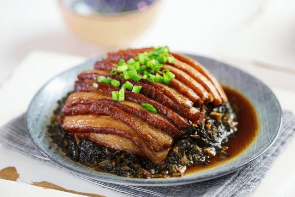 Nồi hấp khâu nhục Hải Phòng với thịt ba chỉ và khoai môn được sắp xếp đẹp mắt, đang trong quá trình hấp chín