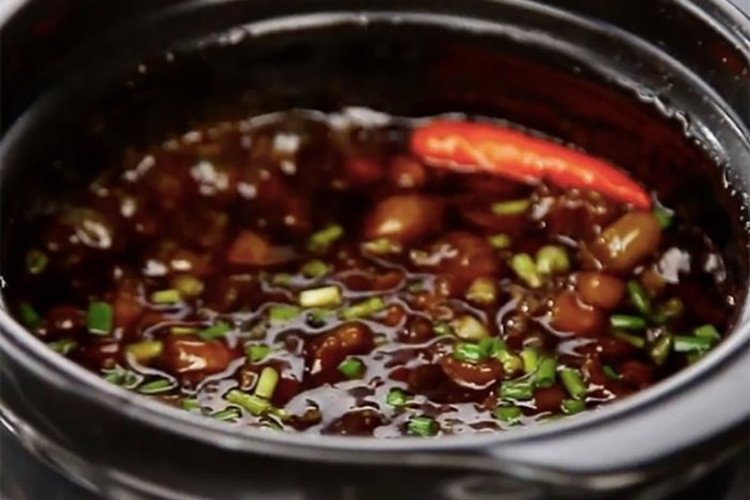 Nồi kho quẹt tôm khô thịt ba chỉ đang rim trên bếp, dậy mùi thơm lừng