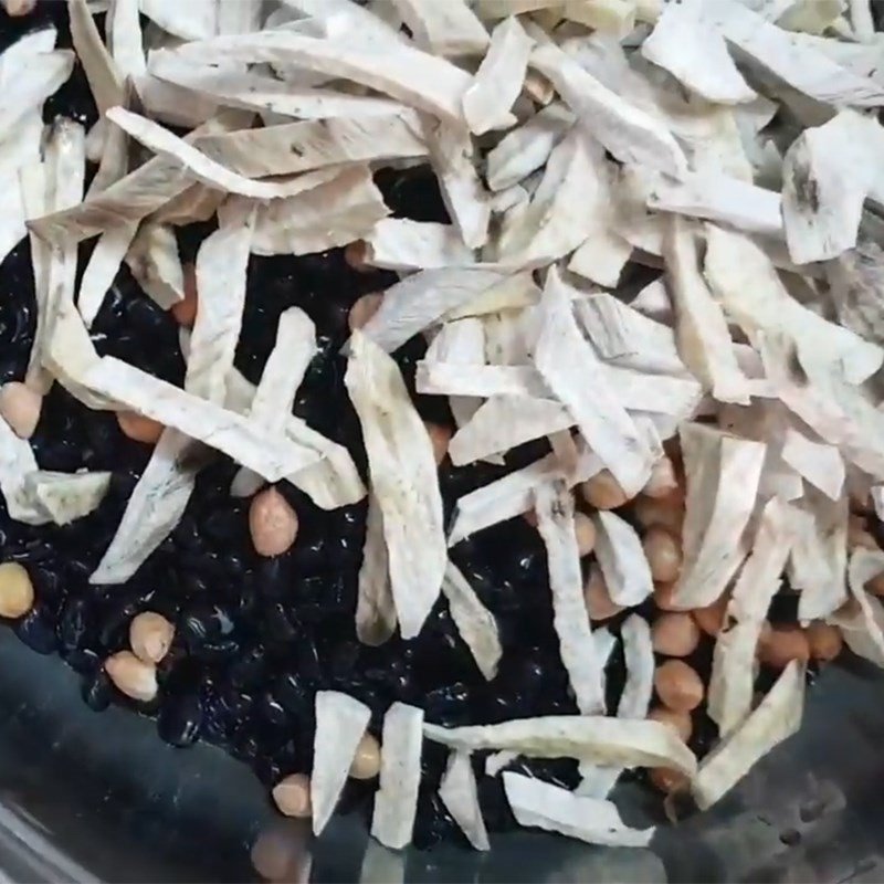 Nồi khoai lang khô và đậu đen đang được nấu chín