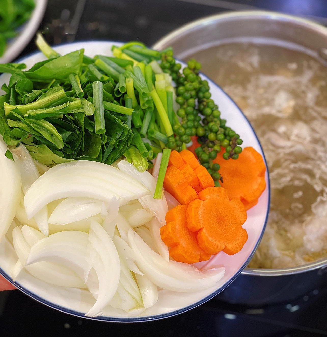 Nồi lẩu bao tử hầm tiêu bổ sung rau củ tươi ngon