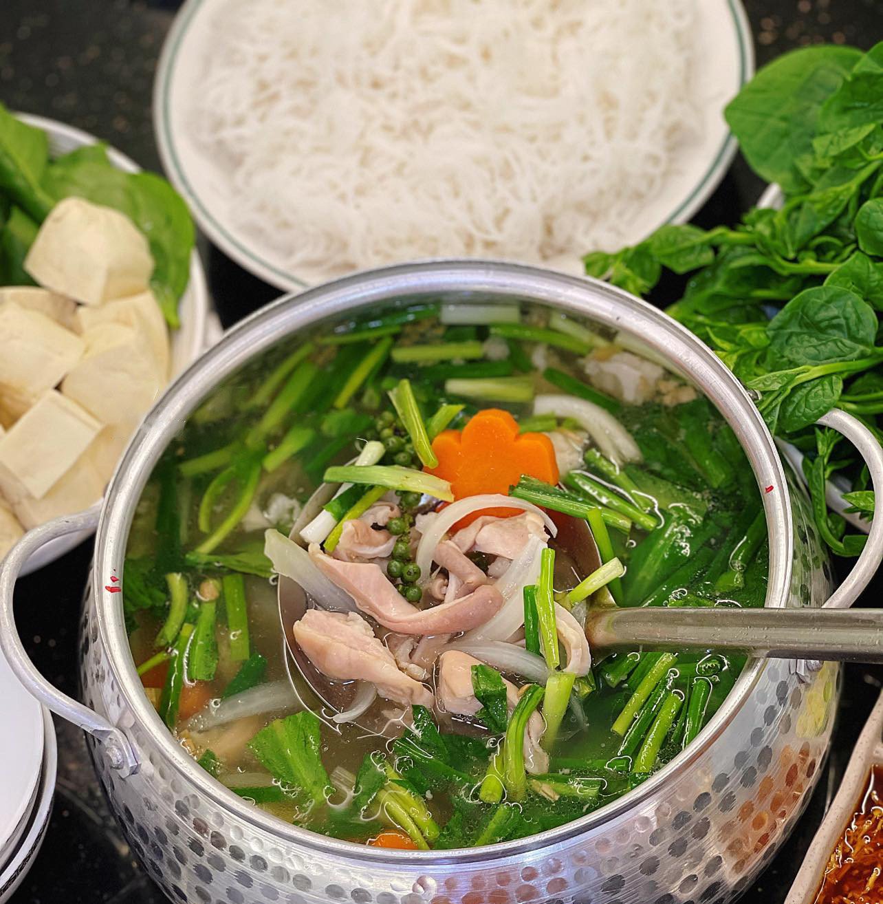 Nồi lẩu bao tử hầm tiêu thơm lừng, hấp dẫn