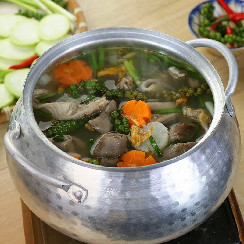 Nồi lẩu bao tử hầm tiêu xanh hoàn chỉnh, sẵn sàng để thưởng thức