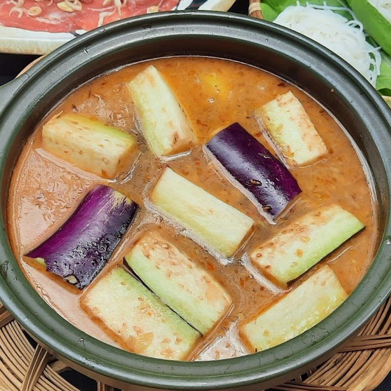 Nồi lẩu bò mắm ruốc đã chuẩn bị sẵn sàng để thưởng thức
