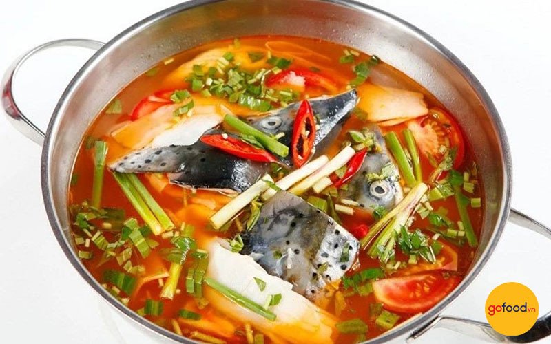 Nồi lẩu cá hồi măng chua nóng hổi, nghi ngút khói