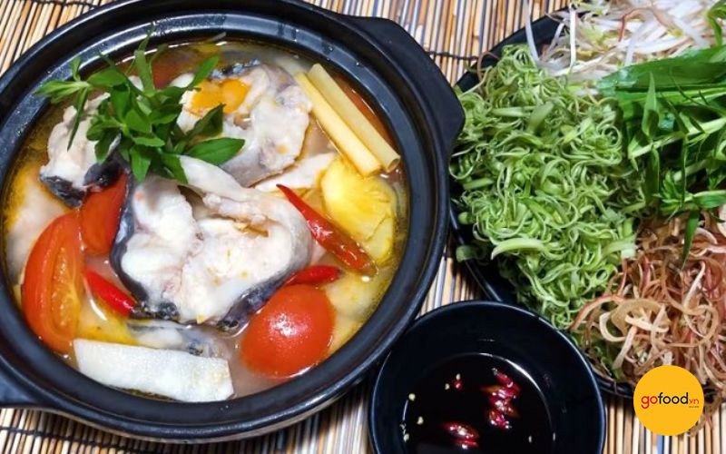 Nồi lẩu cá lăng măng chua đậm đà hương vị