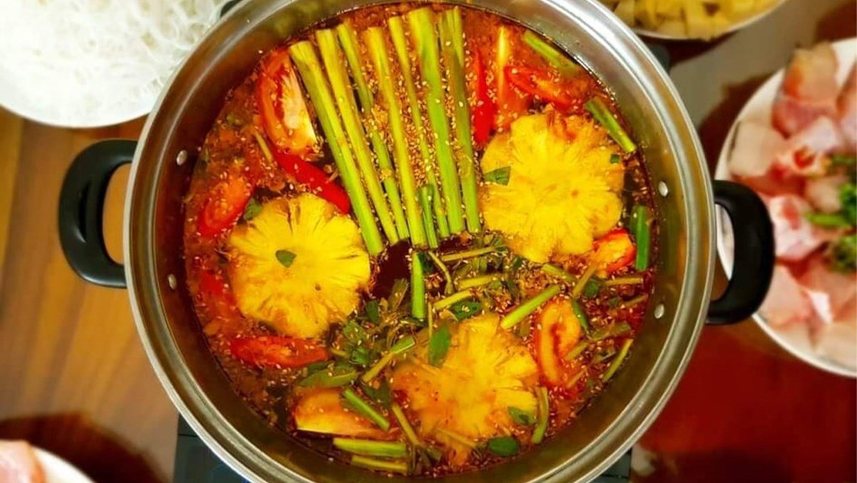 Nồi lẩu cá lăng măng chua đang sôi nghi ngút khói