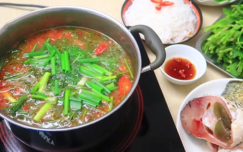 Nồi lẩu cá trắm chua cay kiểu miền Bắc nghi ngút khói