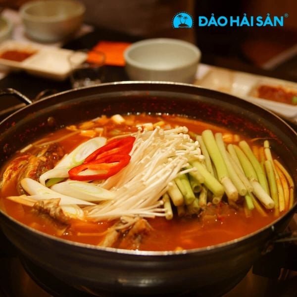 Nồi lẩu chua ngọt hải sản nghi ngút khói hấp dẫn, sẵn sàng cho bữa tiệc