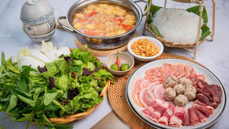 Nồi lẩu cua đồng mồng tơi nóng hổi, thơm ngon
