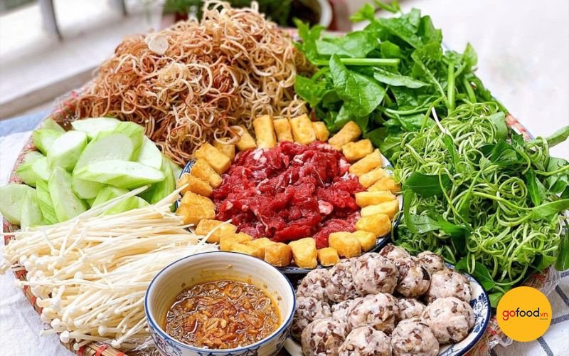 Khám Phá **Cách Nấu Lẩu Cua Đồng Miền Tây** Ngon Chuẩn Vị Nồi lẩu cua đồng thơm ngon với riêu cua và rau ăn kèm tươi xanh