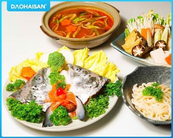 Nồi lẩu đầu cá hồi chua cay nóng hổi