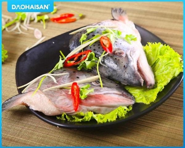 Nồi lẩu đầu cá hồi nấu nấm hấp dẫn