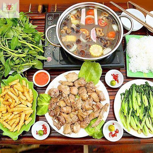 Nồi lẩu dê Ninh Bình đang sôi nghi ngút khói, thịt dê mềm và rau tươi ngon chuẩn bị được thưởng thức