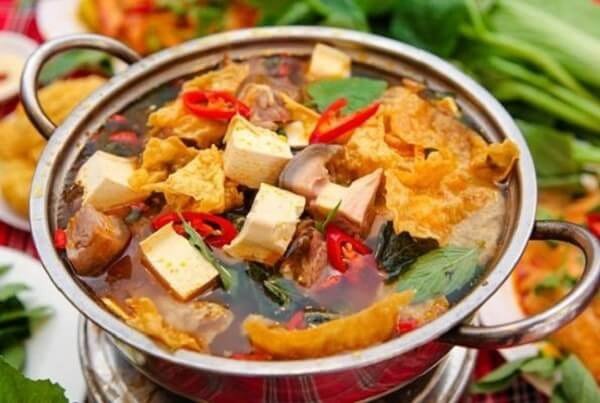 Nồi lẩu dê nóng hổi với rau ăn kèm tươi ngon, minh họa cách nấu lẩu dê tại nhà hấp dẫn