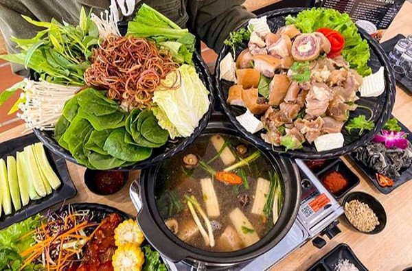 Nồi lẩu đuôi bò khoai môn bốc khói nghi ngút hấp dẫn